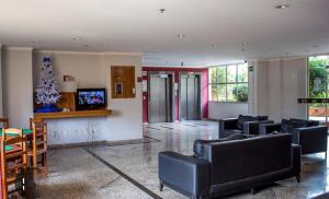 TV a/nebo společenská místnost v ubytování Apartamento para até 5 pessoas quarto andar com vista para piscinas 413