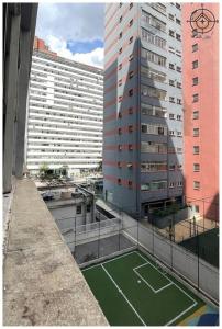 un court de tennis dans une ville avec de grands bâtiments dans l'établissement AVENIDA PAULISTA - QUARTO CASAL em Apartamento compartilhado, à São Paulo