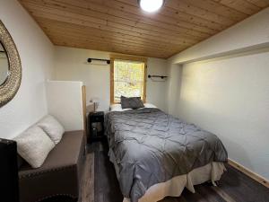 een slaapkamer met een bed in een kleine kamer bij Cozy Cabin on Hiking Trailhead & Elk Preserve in Garden Valley