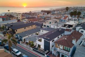 ニューポートビーチにあるCoastal-Chic Newport Stay Steps to the Beach Dining Boardwalk Optional Add-On Unitの家屋と海の空の景色