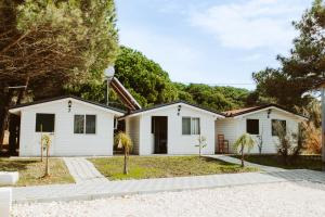 a white house with trees in front of it at Malibu Spille in Spille