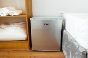 a refrigerator in a room next to some beds at Malibu Spille in Spille