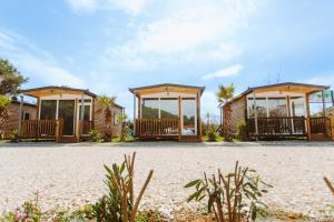 a row of cottages on the beach at Malibu Spille in Spille +37 photos