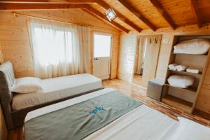 a small room with two beds and a window at Malibu Spille in Spille