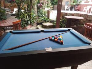 a pool table with two cues on top of it at Pousada Triunfo Laranjal in Pelotas