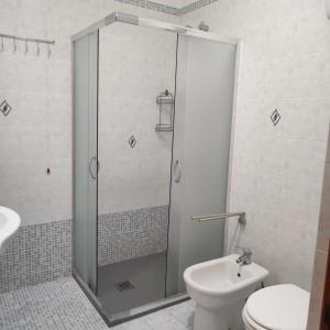 Un baño con ducha, inodoro y lavabo. en Casa vacanze Colle della Minerva, en Otranto 18 fotos más