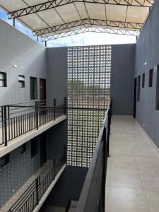 un couloir d'un bâtiment avec un mur de fenêtres dans l'établissement Hotel Siga, à Ribas do Rio Pardo