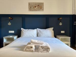 A bed or beds in a room at B&B Boutique Two Bedrooms Apartments