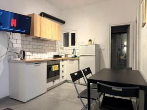 A kitchen or kitchenette at B&B Boutique Two Bedrooms Apartments