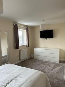 a bedroom with a bed and a flat screen tv at Flat At 34 in Street