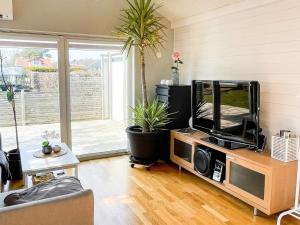 O bucătărie sau chicinetă la 4 star holiday home in KARLSKRONA
