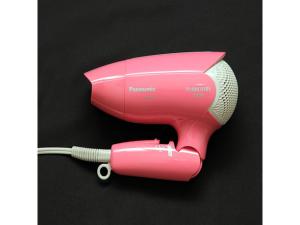 un sèche-cheveux rose assis sur une table noire dans l'établissement Smile Hotel Fukuoka Okawa - Vacation STAY 74624v, à Ōkawa