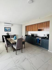 a kitchen and dining room with a table and chairs at Departamento Perla Ngra a pasos del Mar in Boca del Río