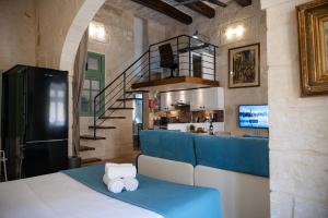 a room with a counter with towels on a table at Casa San Carlo 'Premium' in Valletta
