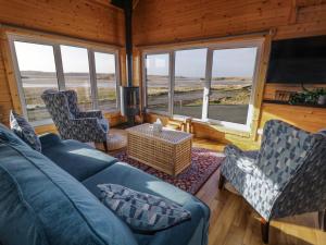 Posezení v ubytování Coastal Cabin