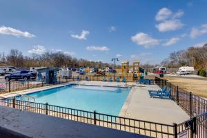 セバービルにあるFire Pit and Pool Access Cozy Cabin in Sevierville!の駐車場内のスイミングプール(プレイグラウンド付)