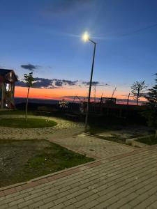 Východ nebo západ slunce při pohledu z hotelu nebo okolí