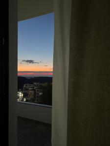 Východ nebo západ slunce při pohledu z hotelu nebo okolí