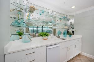 Кухня или мини-кухня в Phoenix on the Bay 1530 condo
