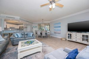 Телевизор и/или развлекательный центр в Phoenix on the Bay 1530 condo +44 фотографии