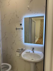 Ένα μπάνιο στο Guest House MD