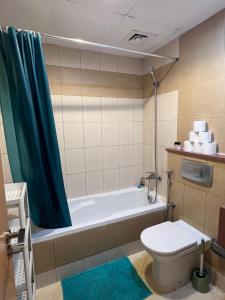 ein Badezimmer mit Toilette und Badewanne in der Unterkunft Marina Diamond in Dubai