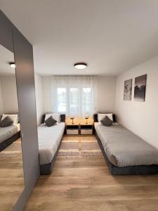 una stanza con due letti e una finestra di Apartman Kupa a Žakanje