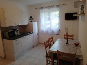 Kuchyň nebo kuchyňský kout v ubytování APARTMENT SANJA