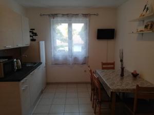 Kuchyň nebo kuchyňský kout v ubytování APARTMENT SANJA + 9 fotografií