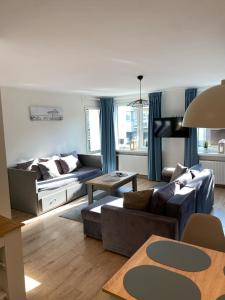 a living room with a couch and a table at Apartament Promyk in Świnoujście