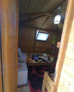 una piccola stanza con un letto in una cabina di Guesthouse Rusto a Gjirokastër