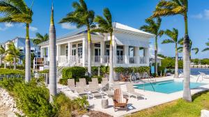 una casa con piscina y palmeras en Coastal Oasis #44, en Cayo Largo