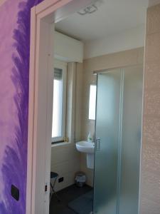 un baño con ducha y lavabo en VillAlbero B&B, en Inveruno