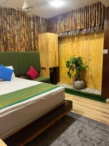 Postel nebo postele na pokoji v ubytování Rooftop inn