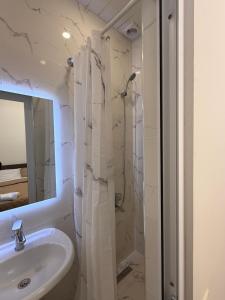 Ένα μπάνιο στο Guest House MD