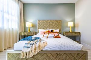 una camera da letto con un letto e un tavolo sopra di The Lookout #48 a Key Largo Altre 31 foto