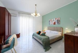 Un dormitorio con una cama y una lámpara de araña. en Casa Beatrice - Parcheggio privato interno, en Trapani