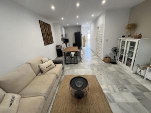 een woonkamer met een bank en een tafel bij Moderno dúplex Coastal Style in Playas de Vera