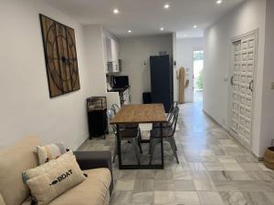 een woonkamer met een tafel en een bank bij Moderno dúplex Coastal Style in Playas de Vera