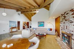 soggiorno con parete in mattoni di Dolphin Manor a Fort Bragg