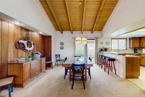 una cucina e una sala da pranzo con tavolo e sedie di Dolphin Manor a Fort Bragg