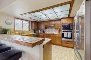 una grande cucina con armadi in legno e una grande finestra di Dolphin Manor a Fort Bragg Altre 19 foto