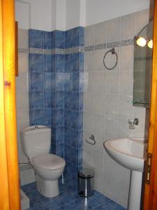 Anemos Apartments tesisinde bir banyo