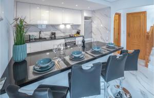 Una cocina o zona de cocina en 4 Bedroom Lovely Home In Orihuela Costa