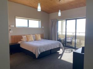 Postel nebo postele na pokoji v ubytování Chalets at Okurukuru
