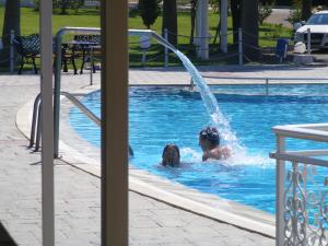 Bazén v ubytování Lintzi Hotel nebo v jeho okolí