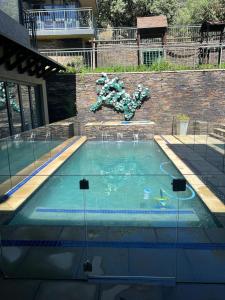 ein Schwimmbad mit einer Statue in der Mitte in der Unterkunft Bachelor cottage on an estate in Eikenhof