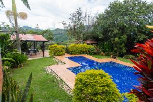 un'immagine di una piscina in un cortile di APARTAMENTO CAMPESTRE EN EJE CAFETERO a Manizales Altre 23 foto