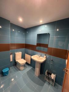 Ένα μπάνιο στο Apartamento Blascondo +13 φωτογραφίες