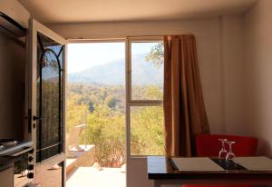 Una imagen general de la montaña o una montaña tomada desde el aparthotel